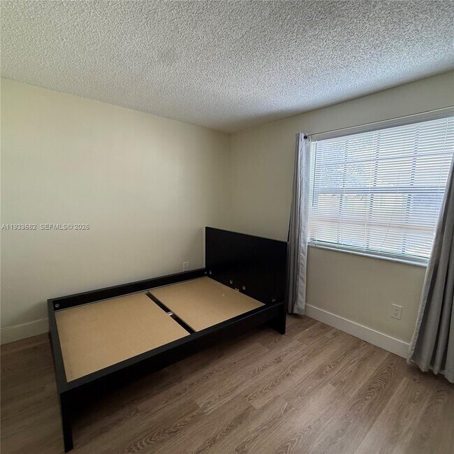 Building Photo - 1301 S Franklin Ave