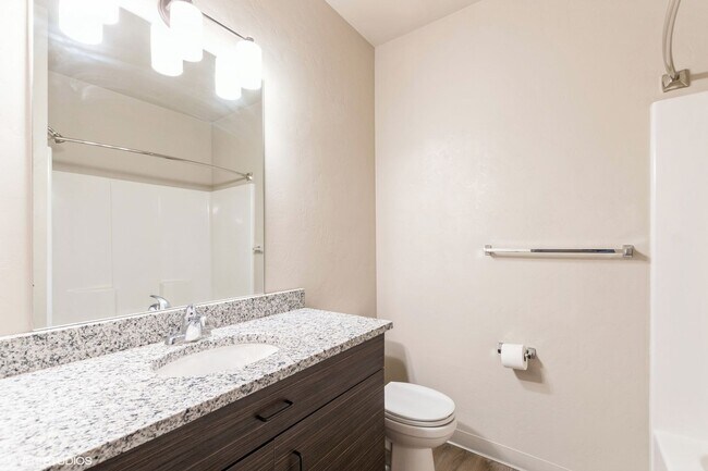 Building Photo - 1 Bedroom / 1 Bathroom Apartment!