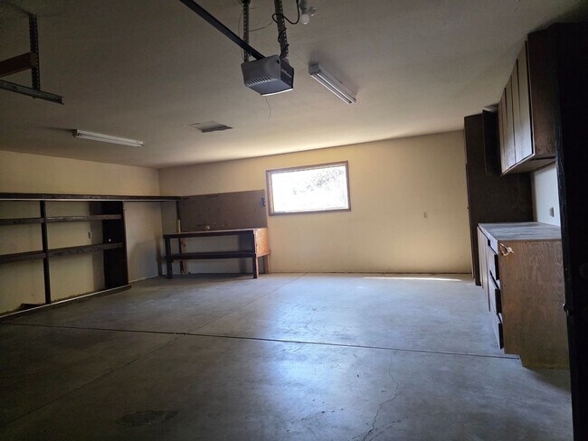 Building Photo - Great Home with Game Room