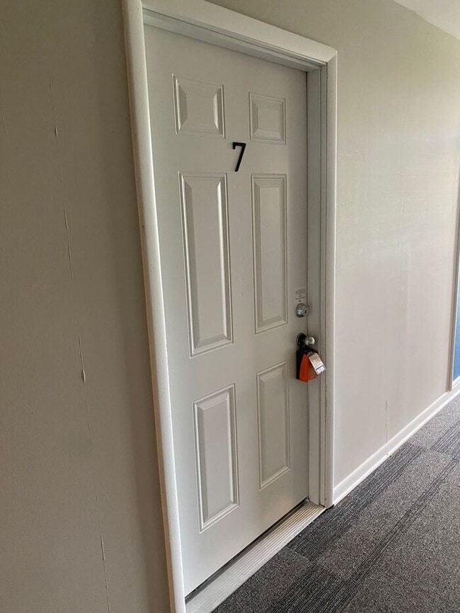 Building Photo - 2 Bedroom Unit was recently renovated. Liv...