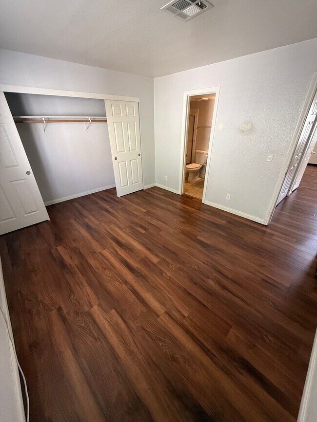 Building Photo - 1ST FLOOR CONDO CLOSE TO SUMMERLIN