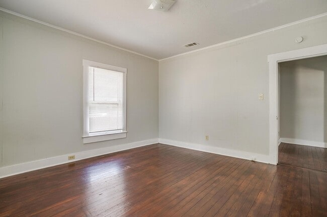 Building Photo - Large 4 Bed, 2 Bath in the heart of Histor...