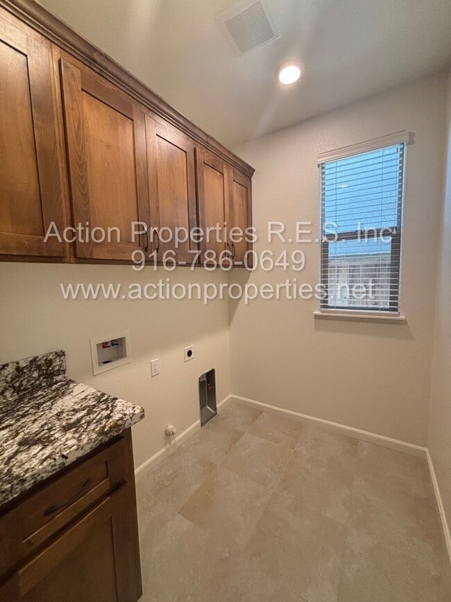 Building Photo - Solar - Whitney Ranch Newer Single Story, ...