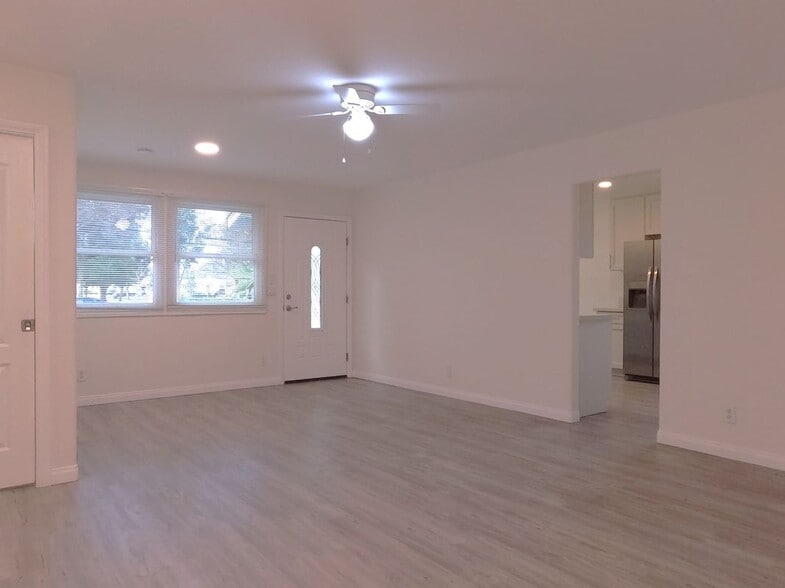 Building Photo - 906 S Gilbert St