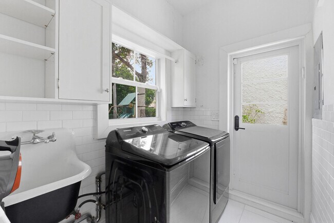 Building Photo - 1615 Monroe St