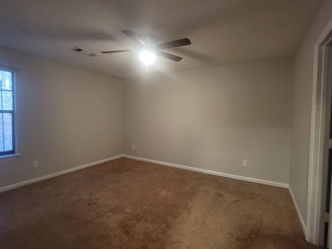 Building Photo - Super cute updated ranch! - Walk to Keningston Train Station - Self-Showings Available.