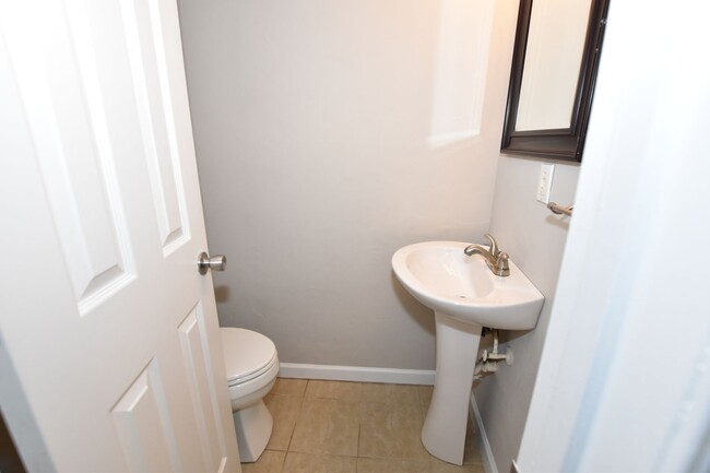 Building Photo - 3 Bedroom 1.5 bathrooms