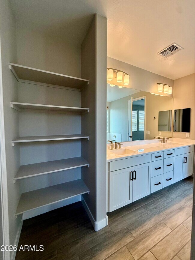 Building Photo - 1099 S Peden Dr