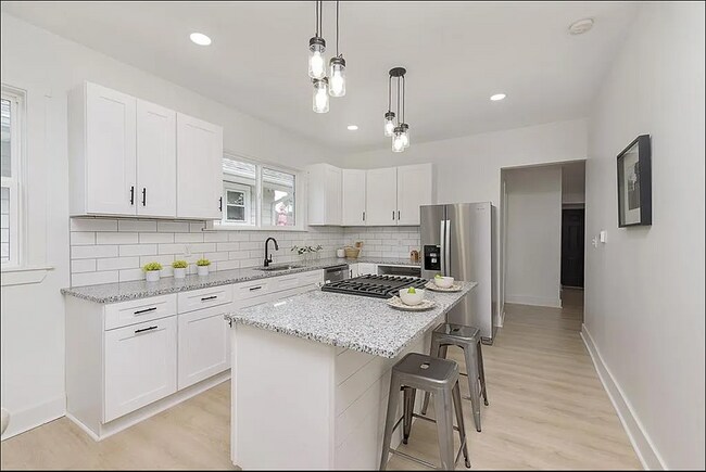 Building Photo - 1137 Saint Peter St