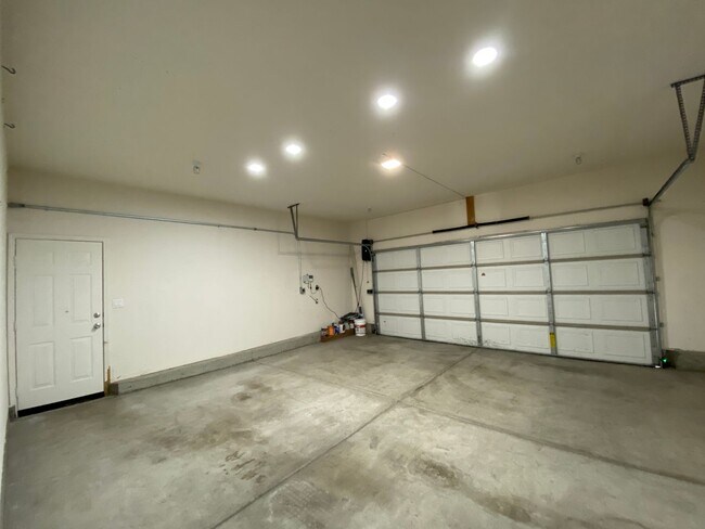 Building Photo - Beautiful 5 Bedroom/3 Bath Oceanside Home in Dixie Village