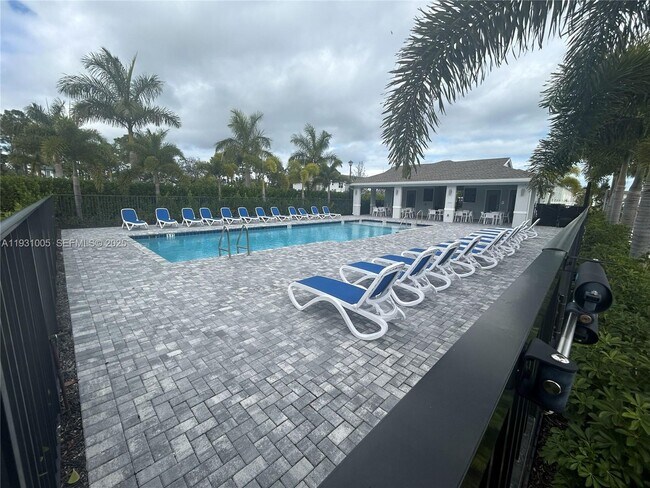 Building Photo - 345 SE Crossoak Ln