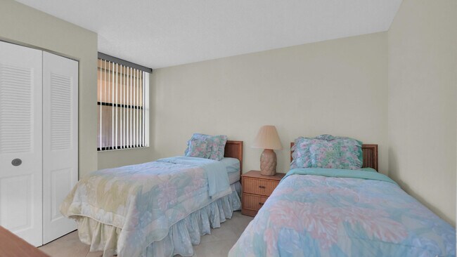 Building Photo - 450 Egret Cir
