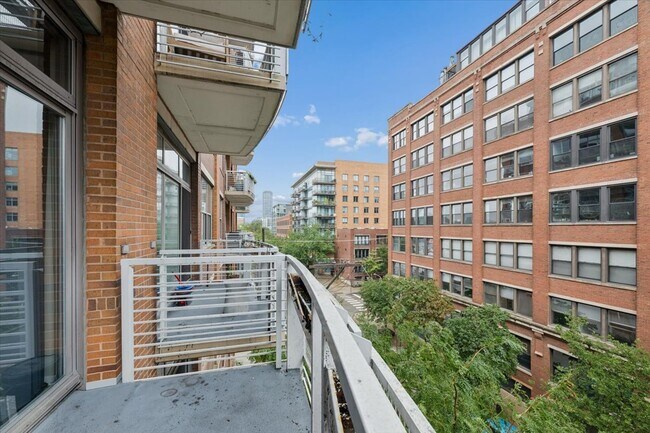 Building Photo - 933 W Van Buren St