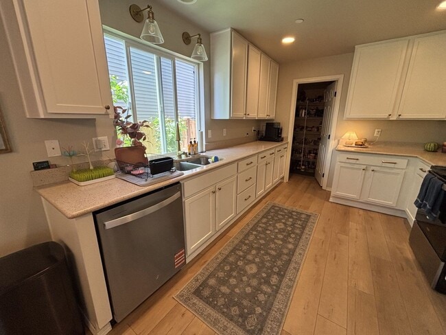 Building Photo - Beautiful 4-bedroom Dupont home