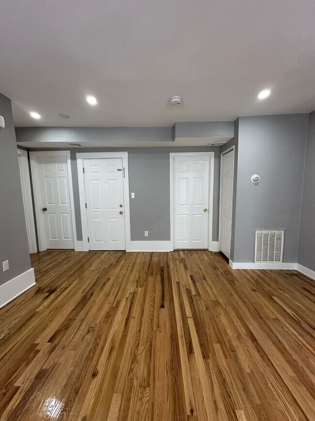 Building Photo - 8nel