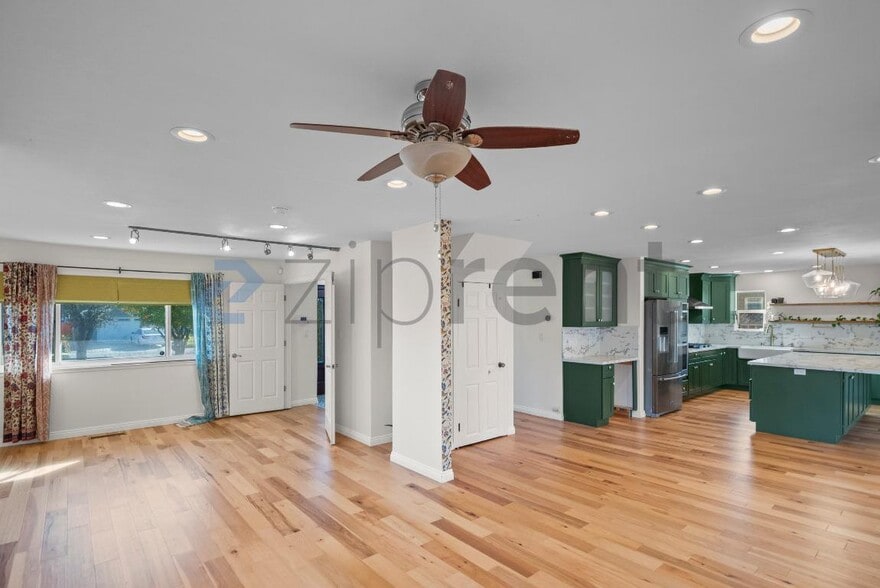 Building Photo - 743 Shawnee Ln