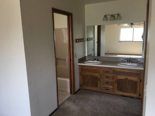Building Photo - West Redding Home