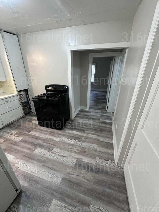 Building Photo - $825 - 2 bedroom/ 1 bathroom - Single Fami...