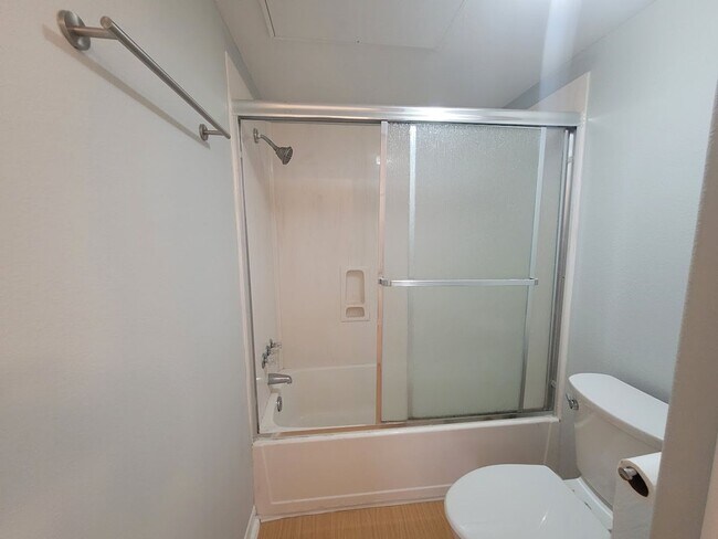 Building Photo - Ground Floor - 1 bedroom 1 bath - Near UTM...