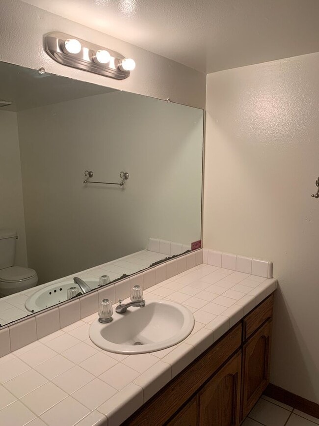 Building Photo - Los Caballeros #008