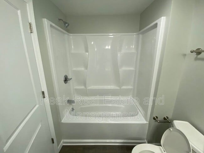 Building Photo - 1011 Logan St SE