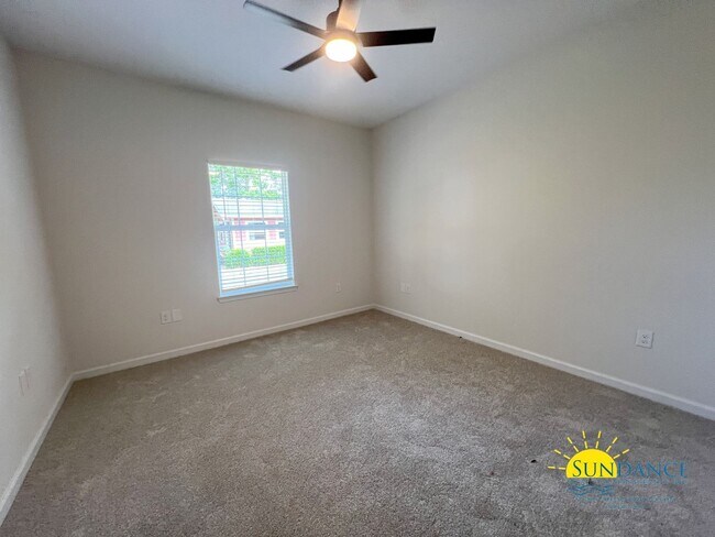 Building Photo - 3 Bedroom Smart Solar Home in Crestview!