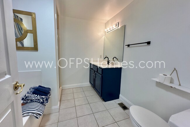 Building Photo - 3/3 DESTIN CONDO... Minutes from the beach!!