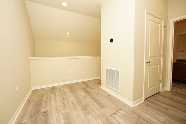Building Photo - Central Niceville Location