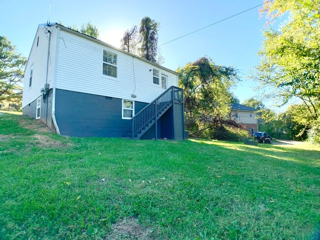 Building Photo - 47 Maple St