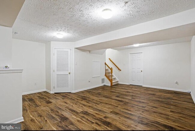 Building Photo - 15 Silver Birch Ct