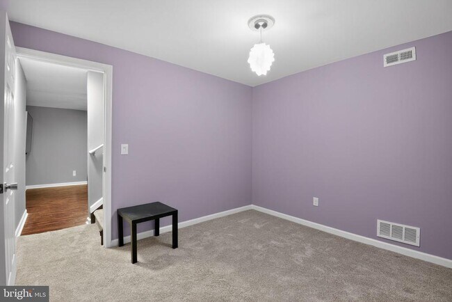 Building Photo - 10 Nelson Rd