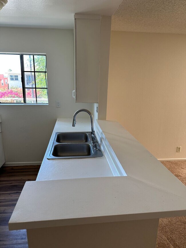 Building Photo - 2-Bedroom First-Floor Condo with Utilities Included in Los Angeles!