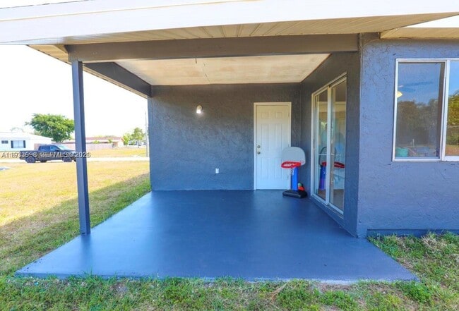 Building Photo - 250 SW Homeland Rd