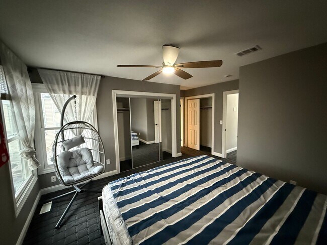 Building Photo - Beautiful 2-Bed, 3.5-Bath - Furnished Townhome - Now Offering a $500 Move-In Incentive — Ask for ...