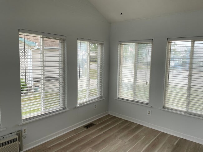 Building Photo - 2 Bedroom 2 Bath  with Flex Room, located in Saltaire Village