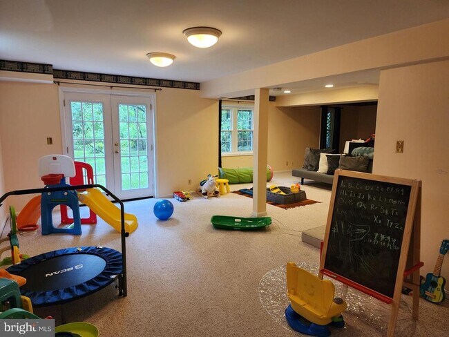 Building Photo - 2026 Westwood Forest Dr