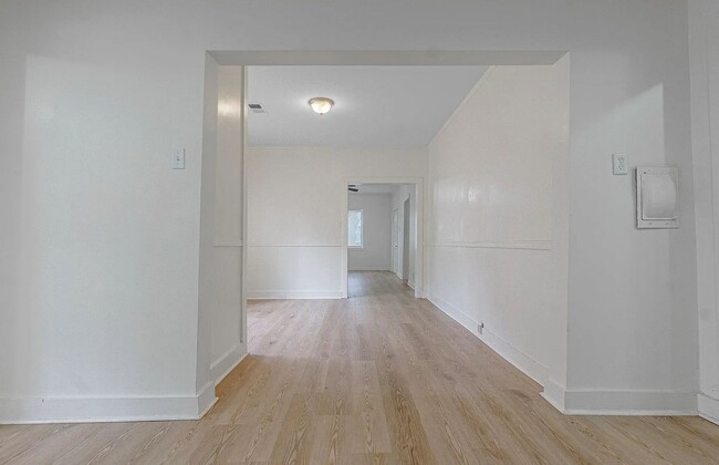 Building Photo - 4 bedroom, 2 bathroom near the University ...