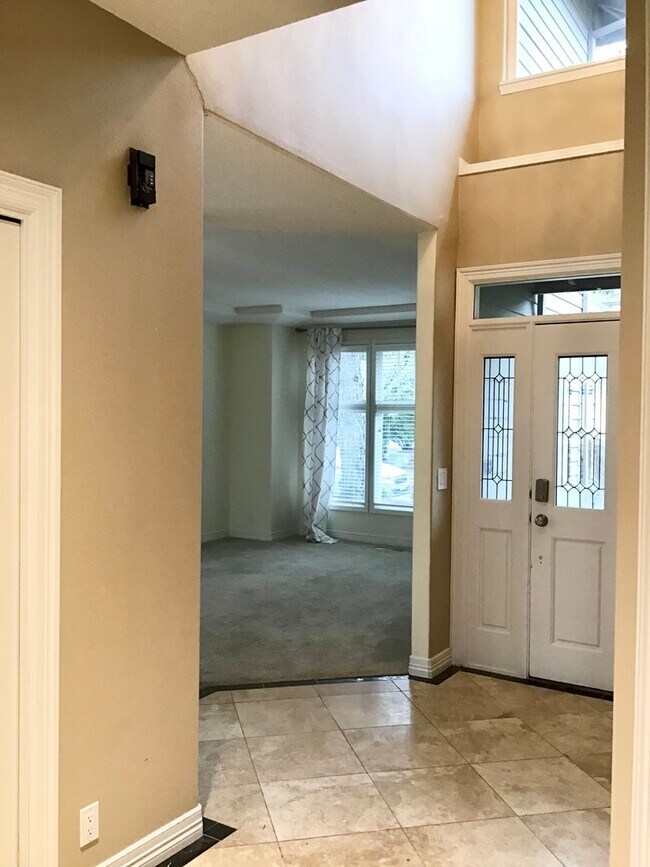 Building Photo - For Rent - Exceptional Murrayhill Location...