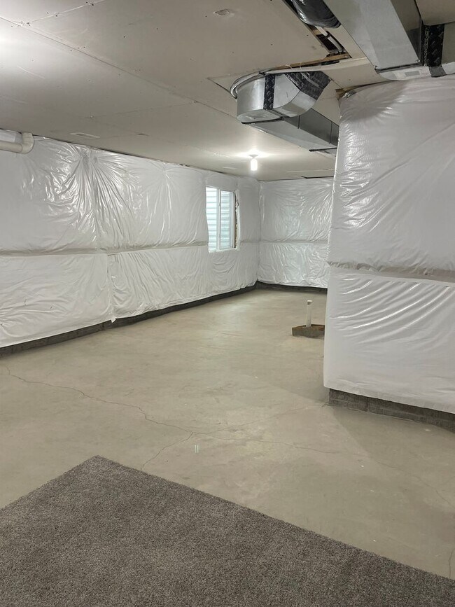 Building Photo - Beautiful! 3 bedroom 3 bathroom Single-Family Home in Urbandale, IA