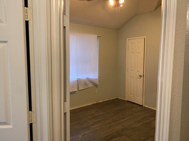 Building Photo - Beautiful 4 bedroom 2 bath home