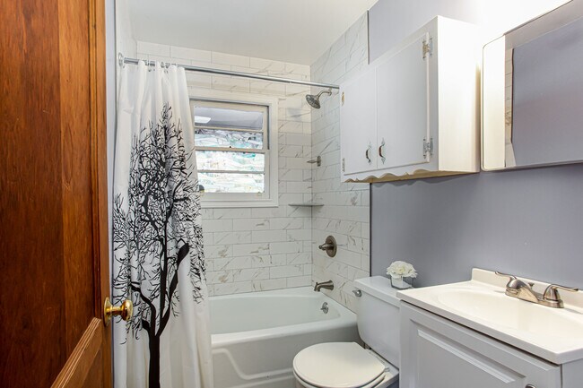 Building Photo - 4061 Lower Roswell Rd