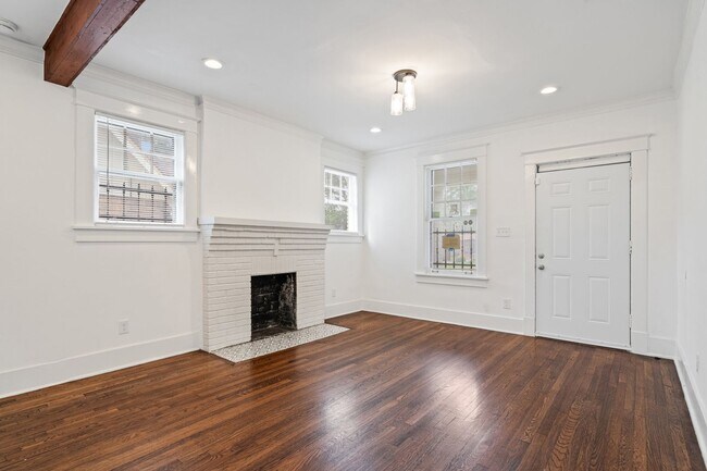 Building Photo - 930 N Evergreen St