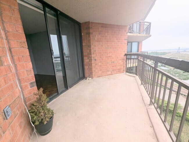 Building Photo - 1240 Harmon Cove Tower