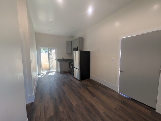 Building Photo - 1114 N Stone St