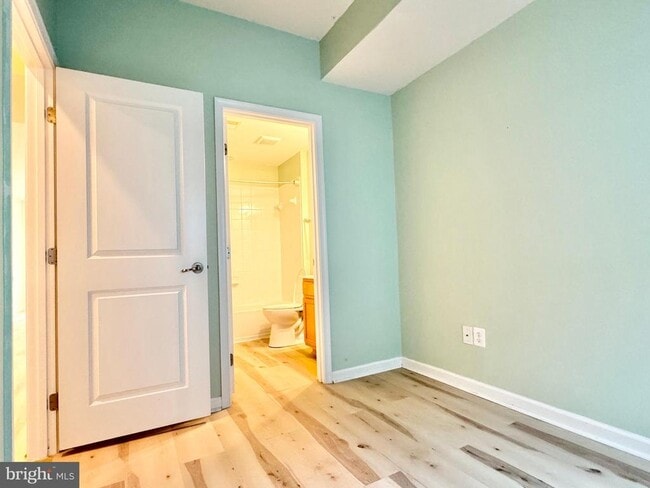 Building Photo - 127 Streamview Dr