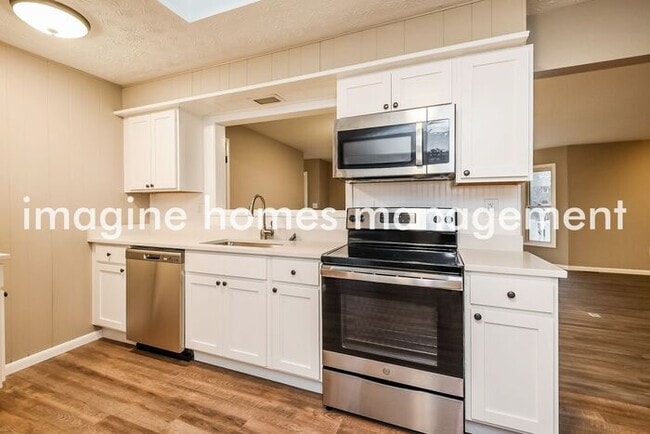 Building Photo - Large 3 Bedroom Single Family Home in Will...