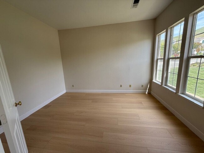 Building Photo - Avalon Heights Fremont 4 bed/3 bath, new paint & new wood floors, Gated Community, Top Tier Schools