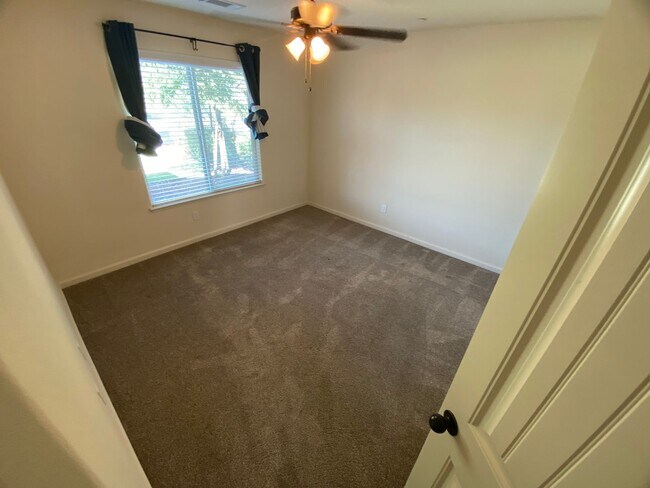 Building Photo - Lovely Home for rent in Visalia,Ca