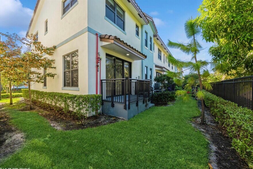 Building Photo - 6151 SW 36th Ct