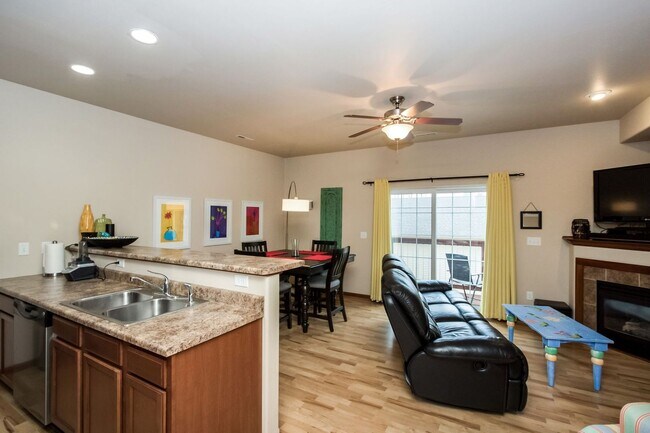 Building Photo - Luxury Iowa City townhouse close to UIHC and Kinnick